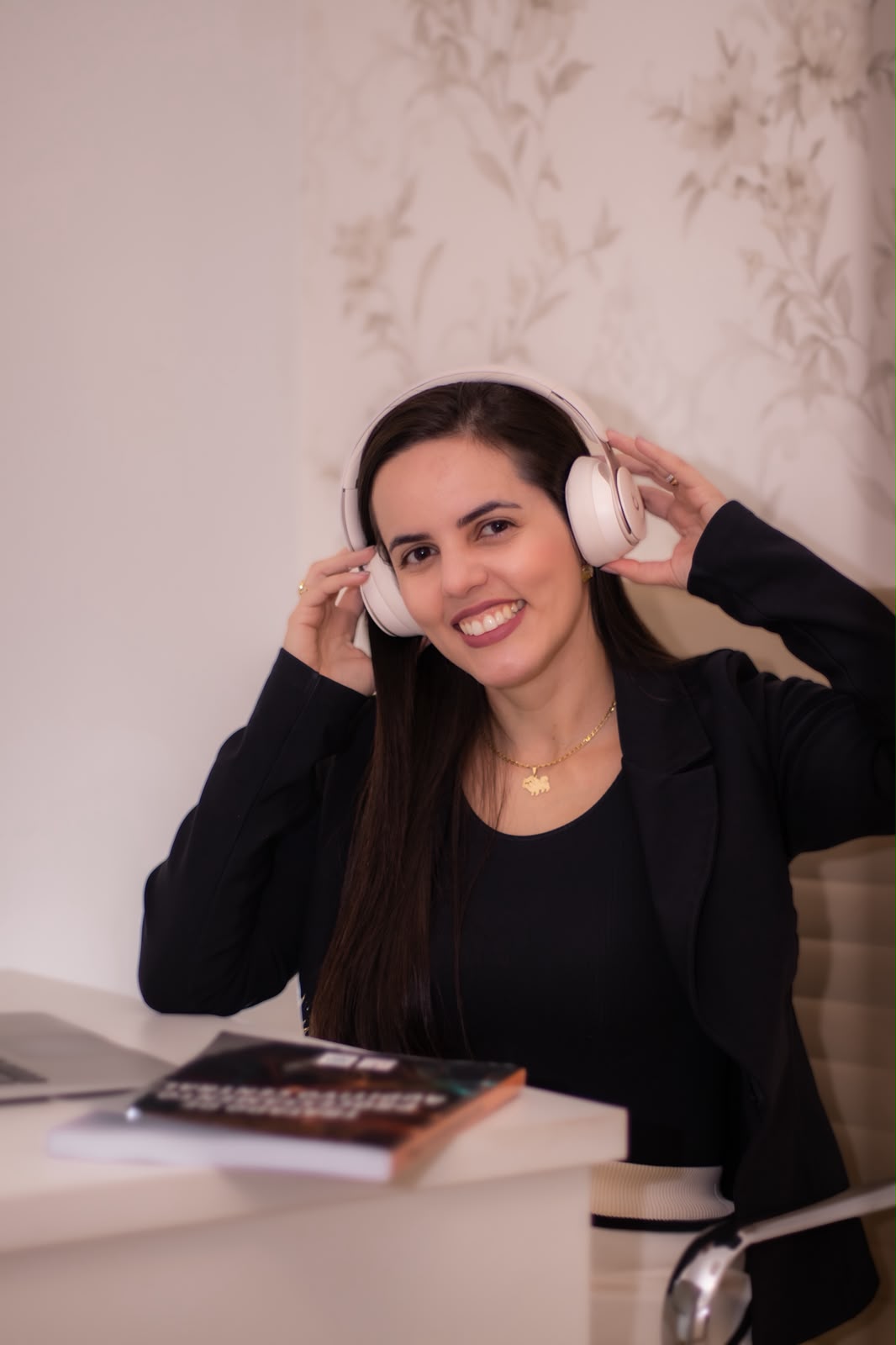 Nádia Giulian usando fones de ouvido em ambiente clínico